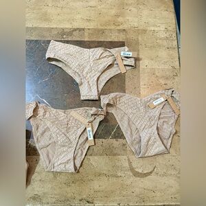 NWT SKIMS XXS 3 Piece Panty Bundle

LOT BIN 10